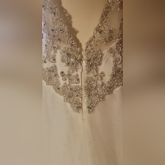 Elegant White and Gold Gown - Picture 4 of 9